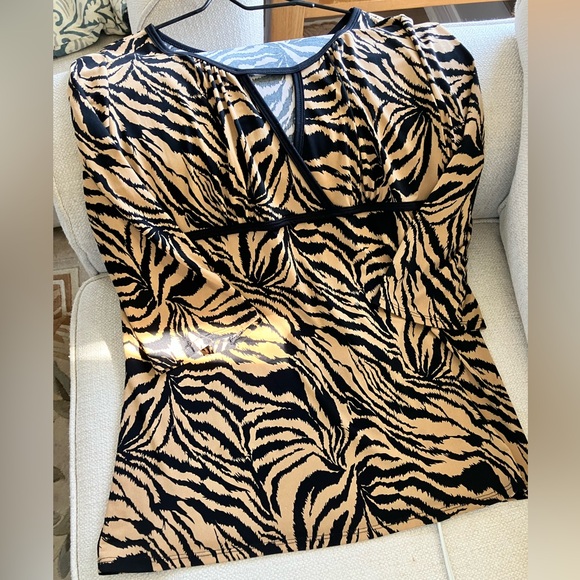 Women’s attractive Tiger print blouse size 1X, 3/4 sleeves, stretch, neckline. - Picture 6 of 15